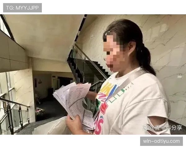 张玉宁拎着超市塑料袋走出豪宅大门，楼下邻居惊呆到说不出话